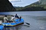 Pescadores partem para a pesca no lago Menendez, no Parque Nacional Los Alerces, ao norte de Trevelin, na patagônia argentina